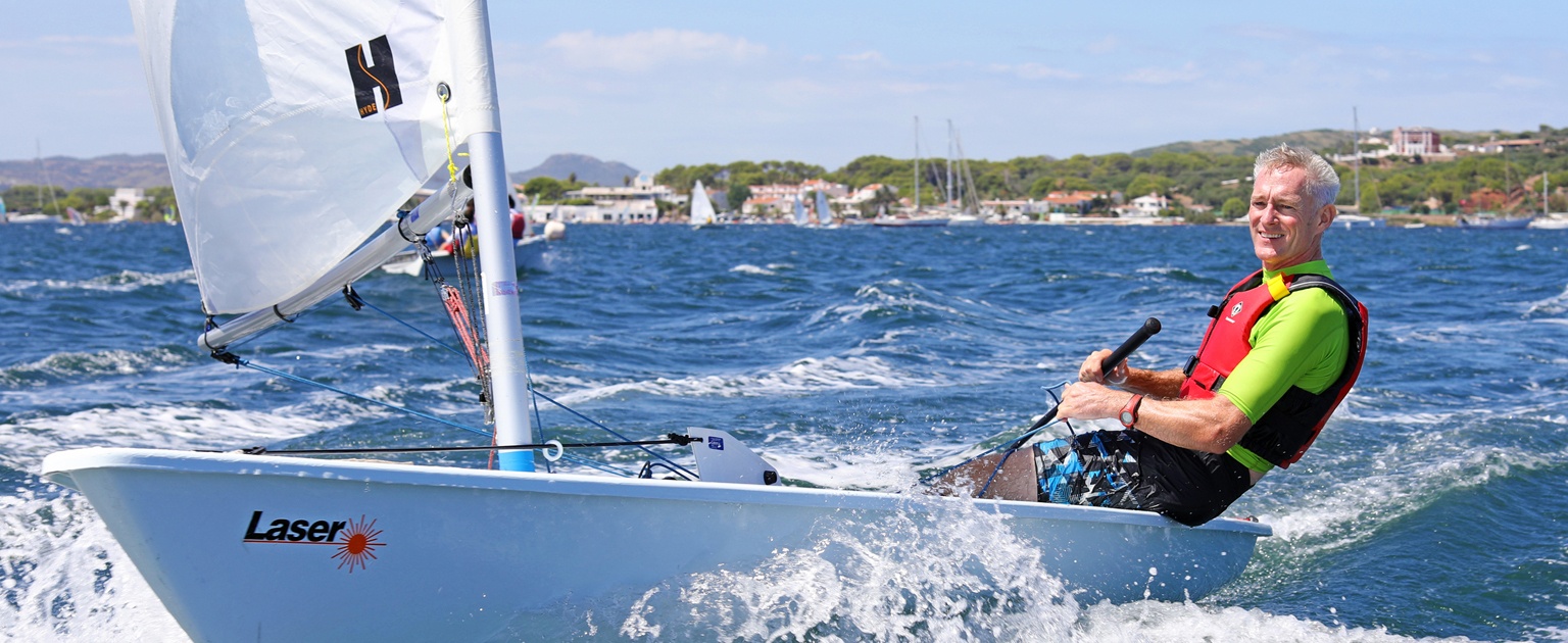 Navegando en Laser en la bahía de Fornells